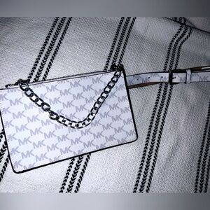 Michael Kors Signature Logo Fanny Pack
Belt Bag Wallet Size Small